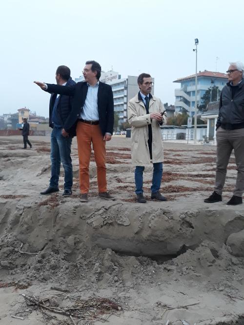 L'assessore Pizzimenti in sopralluogo sulla spiaggia di Lignano erosa dalla mareggiata